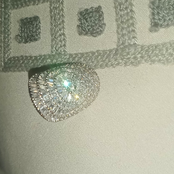 Beautiful ring - Picture 2 of 4